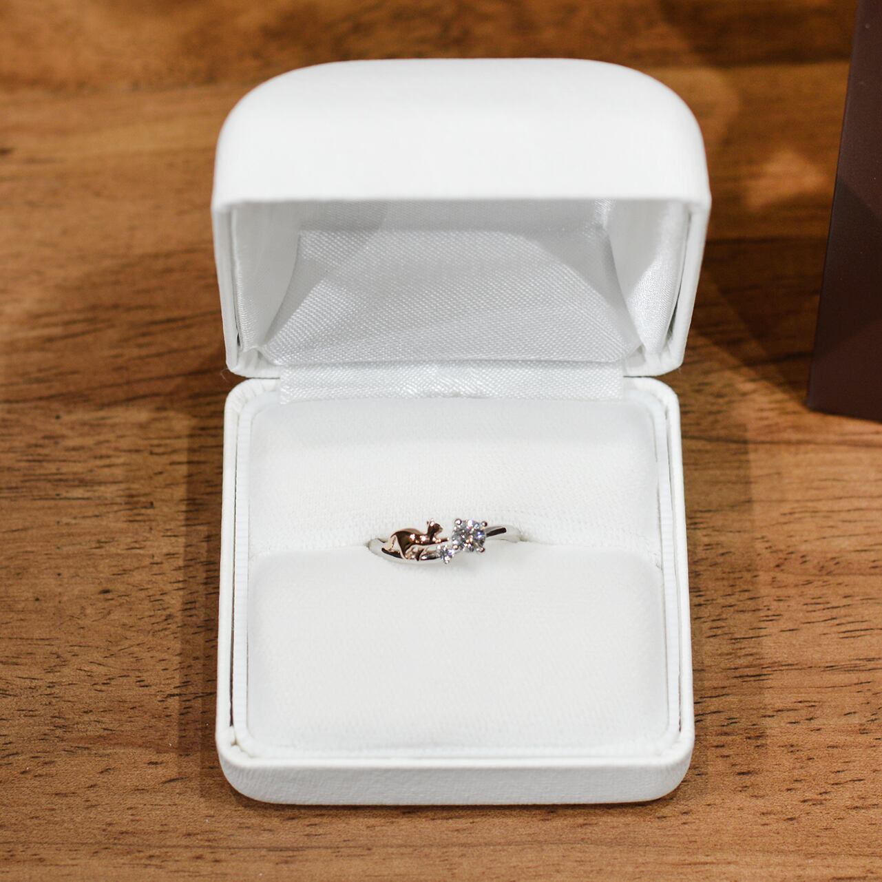 猫の招きエンゲージリング　天然ダイヤモンド 0.204ct Dカラー Vs2  3EX H&C